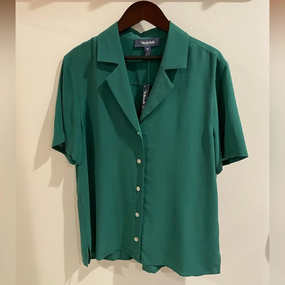 100% Silk Blouse ModCloth Green Camp Shirt Medium - Picture 2 of 8